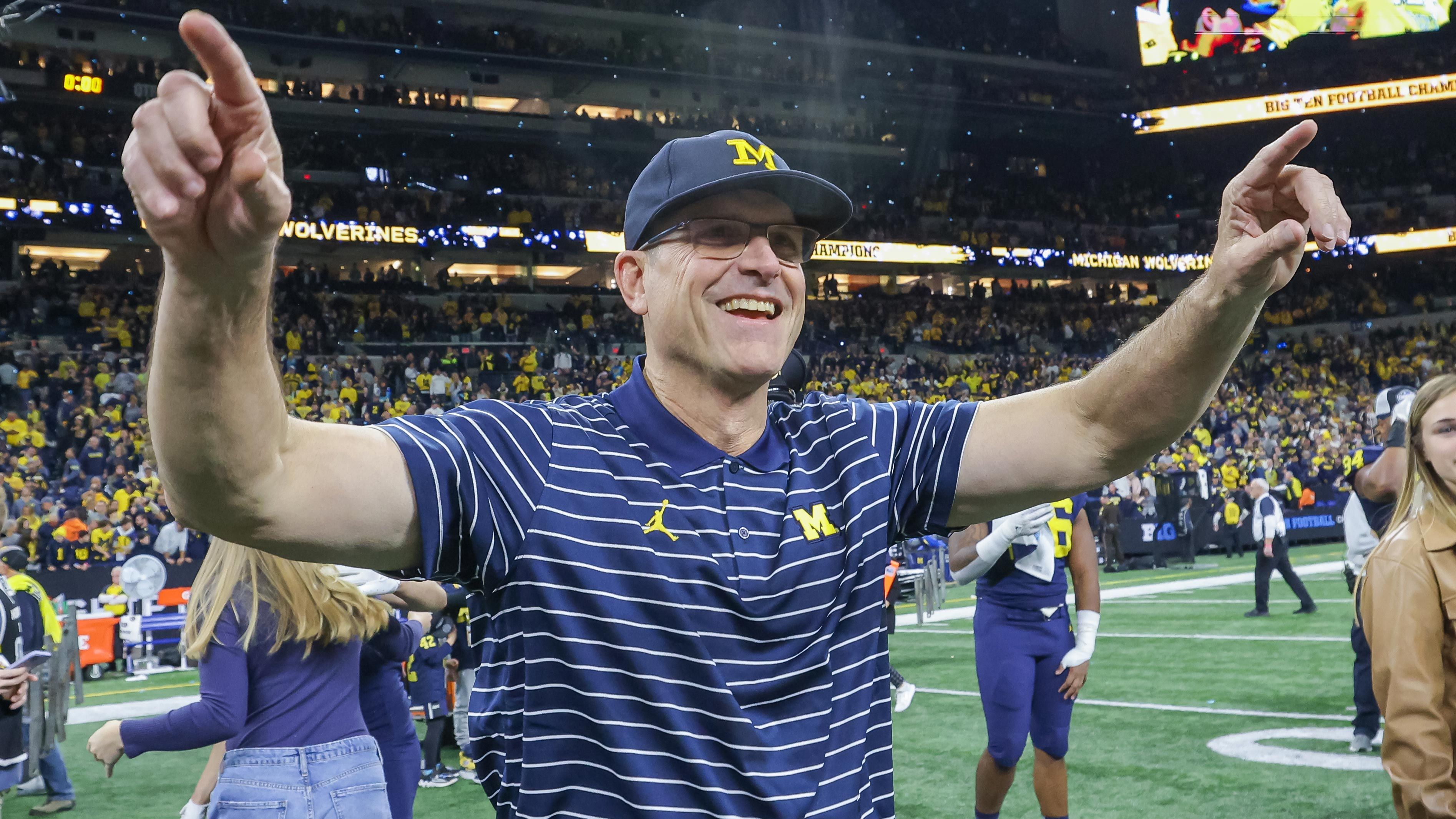 
                <strong>Jim Harbaugh</strong><br>
                Michigans Head Coach Jim Harbaugh könnte ein weiterer Kandidat für die Hackett-Nachfolge sein. Denn wie Bruder John (Head Coach der Baltimore Ravens) hat auch Jim reichlich Erfahrung in der NFL. Harbaugh war 14 Jahre lang Quarterback in der Liga und unter anderem von 2011 bis 2014 Head Coach der San Francisco 49ers. Seit über sieben Jahren ist der 59-Jährige nun Head Coach der Michigan Wolverines. Er würde mit seiner Erfahrung und den College-Coaching der vergangenen Jahre definitiv frischen Wind bei den Broncos reinbringen.
              