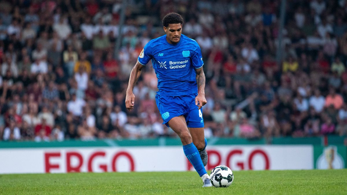 Jarell Quansah (Bayer Leverkusen, 04) am Ball, GER, SG Sonnenhof Großaspach vs Bayer 04 Leverkusen, Fussball Herren DFB Pokal, 1. Runde, Saison 2025 2026, 15.08.2025 DFB regulations prohibit any us...