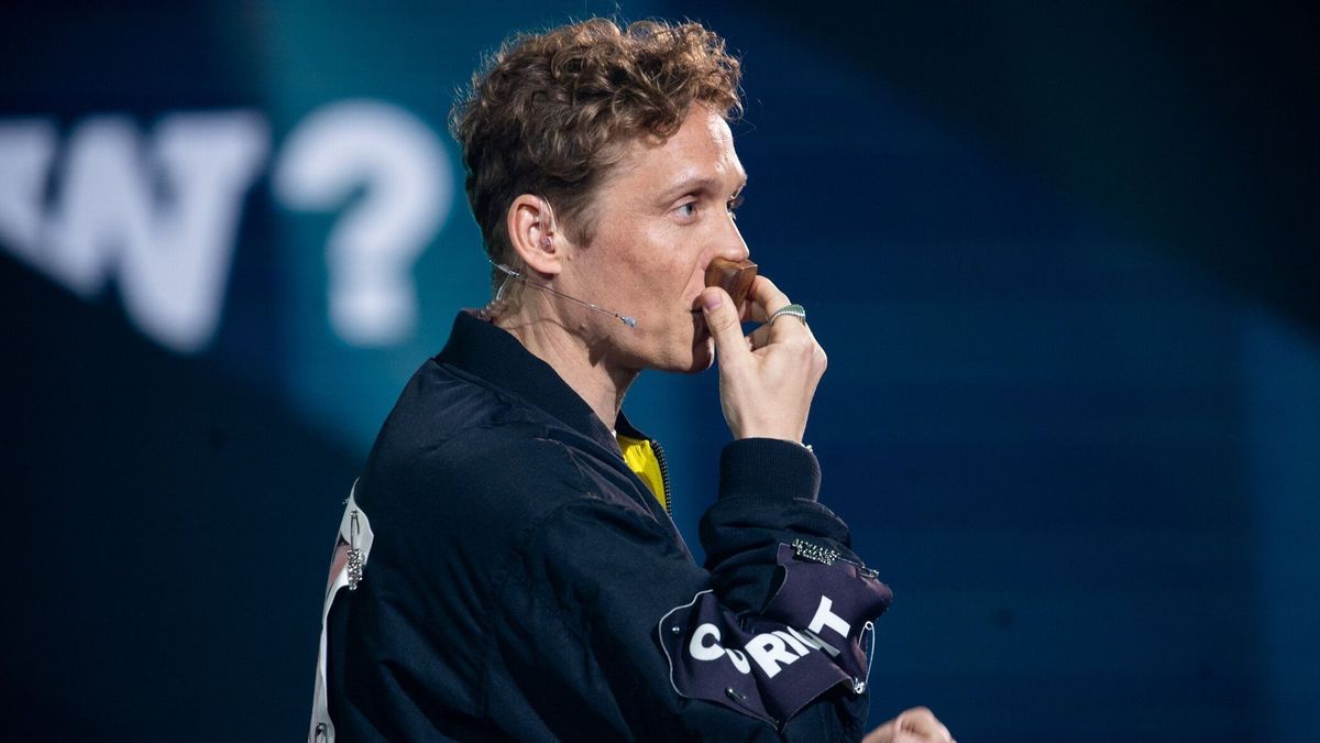 Matthias Schweighöfer bei "Wer stiehlt mir die Show?" an der Nasenflöte