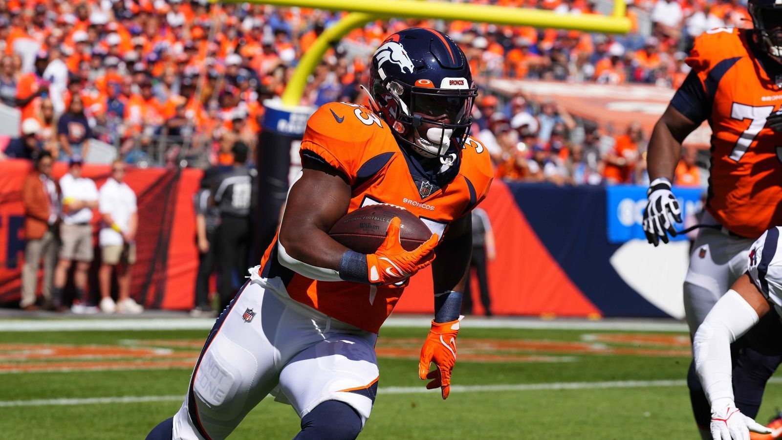 
                <strong>PLATZ 20: Javonte Williams - Running Back der Denver Broncos </strong><br>
                Spielte eine starke Rookie-Saison 2021 (4,4 Yards/Carry, 7 Total TDs, 1219 Total Yards), riss sich dann in Woche 4 gegen die Raiders das Kreuzband und verpasste den Rest der Saison. Der neue Broncos-Coach Sean Payton äußerte sich zuletzt sehr positiv über den Status von Williams. Der Running Back mache sich "sehr gut". Payton hofft, dass er bis zum Training Camp wieder komplett fit ist. (Wettquote: +4000)
              