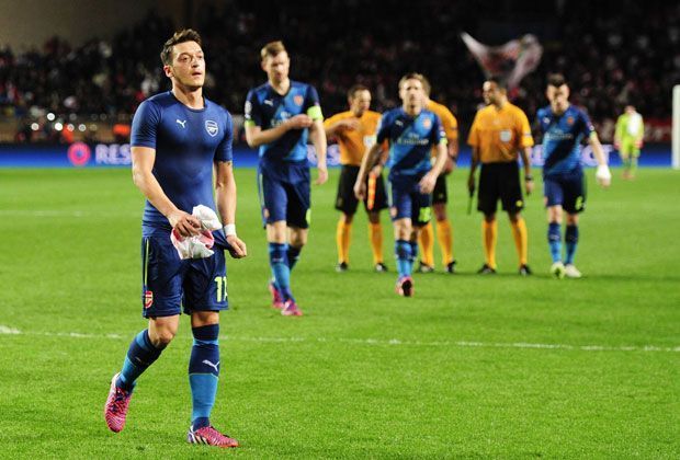 
                <strong>Mesut Özil</strong><br>
                Arsenal schied aufgrund der Auswärtstorregel aus dem laufenden Wettbewerb aus. Die Aktion weckte vor allem den Unmut von United-Legende Paul Scholes: "Ich mag sowas überhaupt nicht. Das kann er vielleicht nach dem Spiel machen."
              