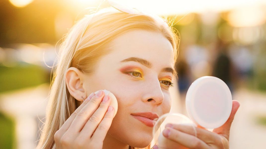 Lidschatten und Eyeliner darfst du diesen Sommer gekonnt hervorheben mit deinem Make-up – worauf du achten solltest, erfährst du im Beauty-Artikel. 