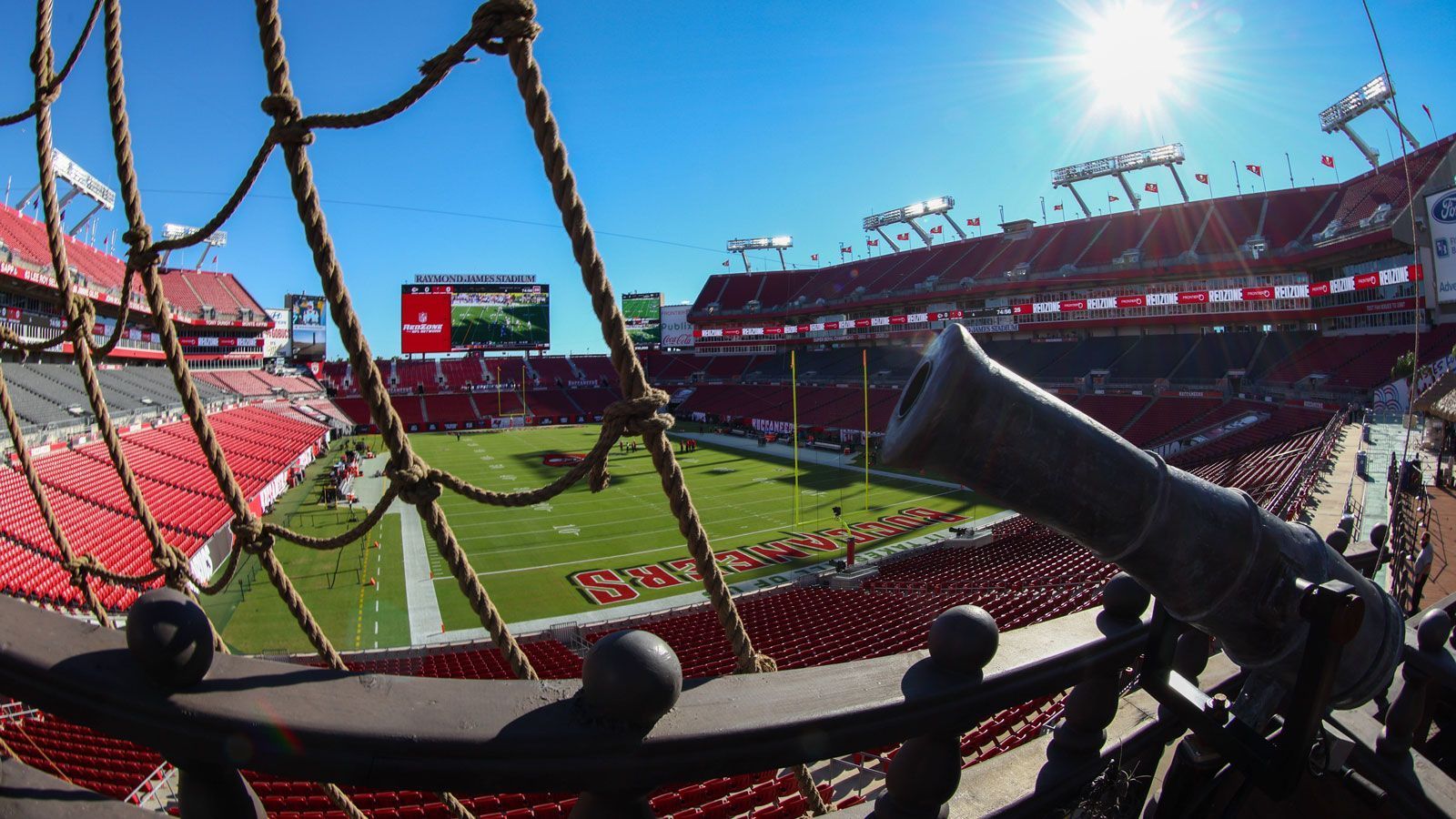 
                <strong>Tampa Bay Buccaneers: Raymond James Stadium</strong><br>
                Bester Name laut ChatGPT: "Pirate Cove Stadium"
              