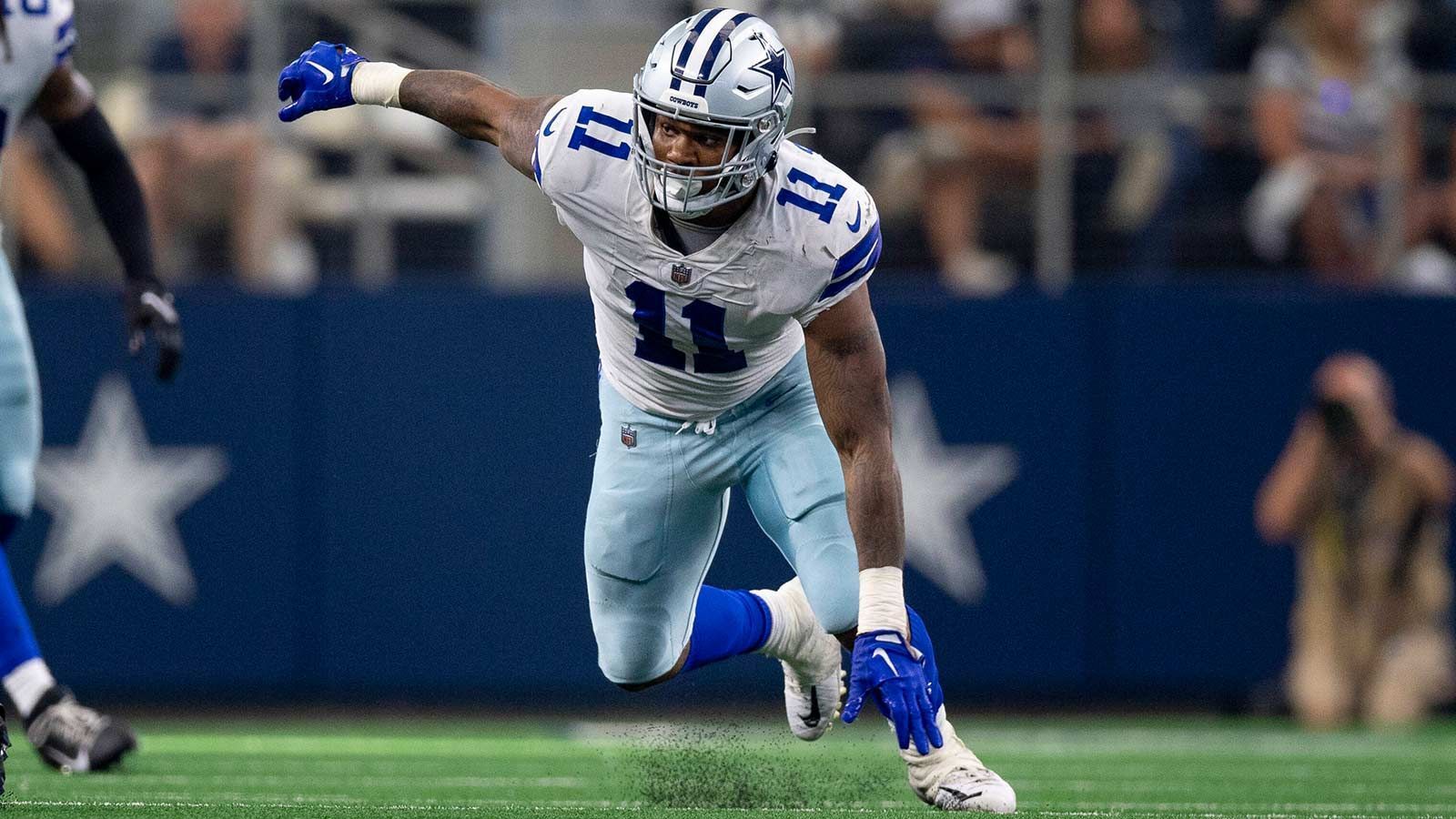 
                <strong>Dallas Cowboys - Micah Parsons, Linebacker</strong><br>
                Würde der Draft von 2021 heute wiederholt werden, wäre Micah Parsons sicherlich nicht erst mit dem zwölften Pick von den Dallas Cowboys ausgewählt worden. Der Linebacker ist bei den Texanern wie eine Bombe eingeschlagen. In nur zwei Jahren erwischte Parsons den gegnerischen Quarterback 26,5 Mal, obwohl er häufig in der Pass- und Raum-Verteidigung zum Einsatz kam. Eine Auszeichnung nach der nächsten landete bei dem 24-Jährigen. Er ist einer der wenigen Verteidiger, die sich tatsächlich Chancen auf eine MVP-Trophäe ausrechnen können.Honorable Mentions: Cornerback Trevon Diggs, Wide Receiver CeeDee Lamb
              