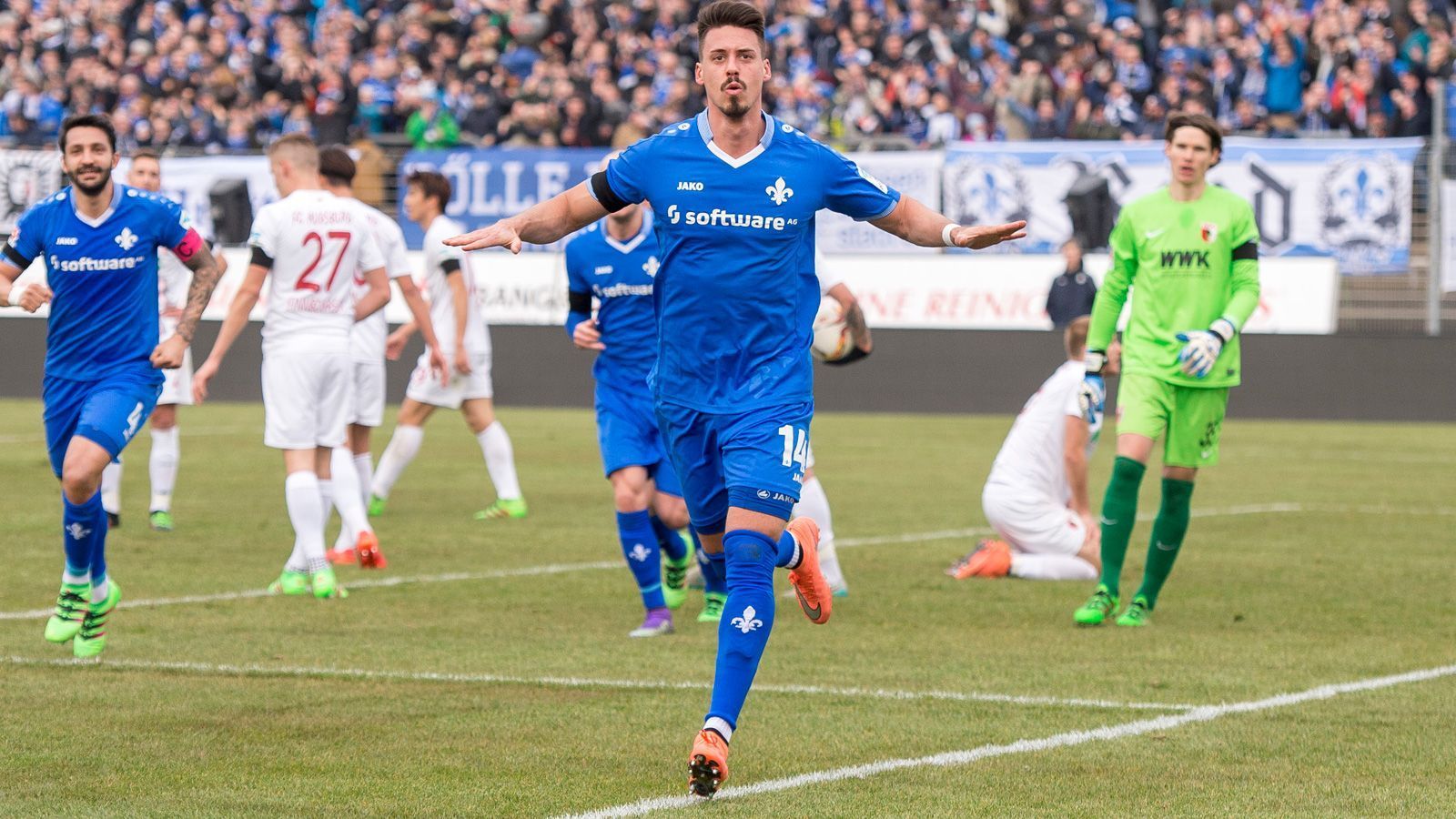 
                <strong>Die besten Sprüche von Sandro Wagner</strong><br>
                "Vieles meiner Fußball-Kollegen finde ich nur noch peinlich und zum Fremdschämen. Was sie teilweise auf diesen Seiten von sich geben, das ist für mich nicht nachvollziehbar." (2016 als Darmstadt-Spieler über seine Kollegen)
              