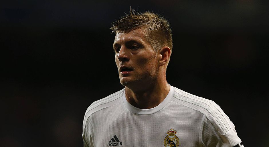 
                <strong>Toni Kroos</strong><br>
                Toni Kroos: Senor "Egal welchen Pass ich spiele, er kommt an" wieder auf der 6 im Einsatz. Bei jedem Angriff mindestens einmal am Ball. Lenkte und ordnete das Real-Spiel. Mal mit kurzen, mal mit langen Anspielen. Ließ durch die Mitte nichts zu. Bester Mann auf dem Platz. ran-Note: 2
              