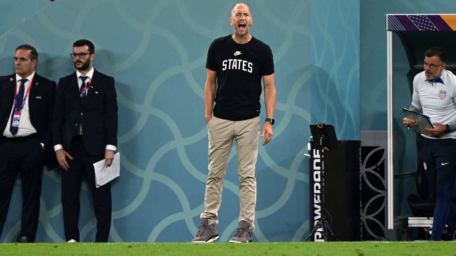 
                <strong>USA gegen Wales</strong><br>
                Zum Auftaktspiel gegen Wales entschied sich Berhalter für die Nike A Maniere x Air Jordan 4, die noch nicht einmal auf dem Markt sind. Dazu erklärte der ehemalige 1860-Profi: "Ich hatte das Glück in den letzten 25 Jahren ein Nike-Athlet zu sein, sodass ich manche Produkte schon im Voraus erhalte." 
              