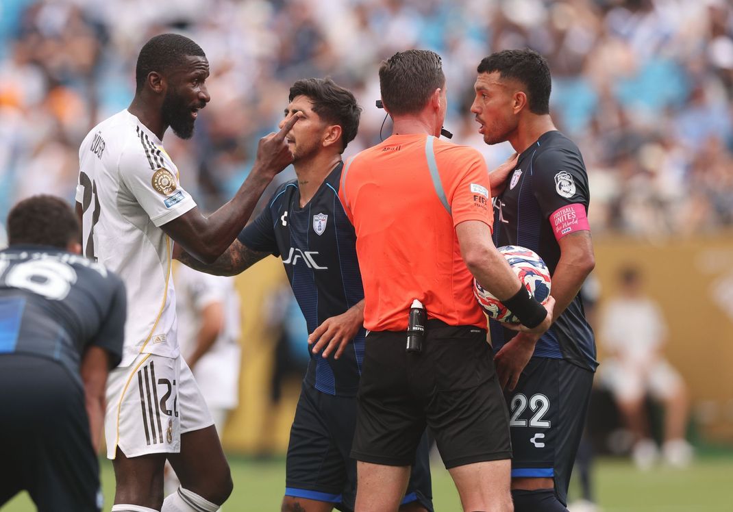 Real Madrids deutscher Star Antonio Rüdiger (links) erhebt schwere Vorwürfe gegen einen Gegenspieler bei der Club-WM.