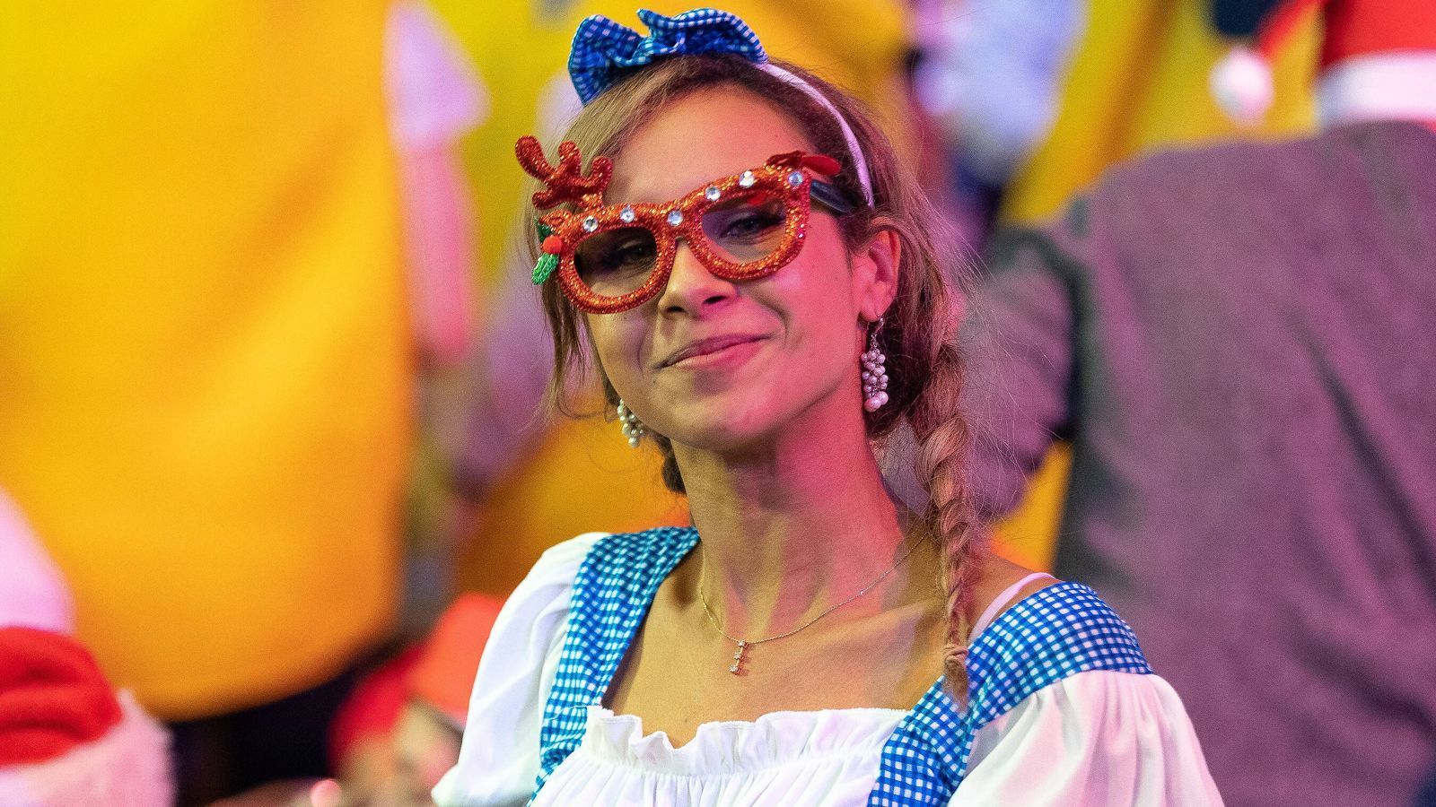 
                <strong>Wiesn meets Darts</strong><br>
                Bayerische Kultur in London: Unter den Zuschauern tummelt sich der ein oder andere Wiesngänger. Bier gibt's im Ally Pally jedenfalls genug, aber schmeckt es auch genauso gut wie zuhause?
              