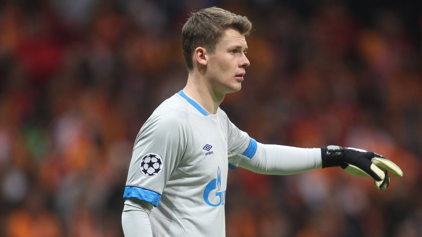 
                <strong>Alexander Nübel</strong><br>
                Vertritt erneut den verletzten Ralf Fährmann. Wird mit einem fiesen Flatterball in den Anfangsminuten geprüft und ist von da an hellwach. Steht in der 45. Minute bei Derdiyoks Großchance aus fünf Metern goldrichtig. ran-Note: 2
              