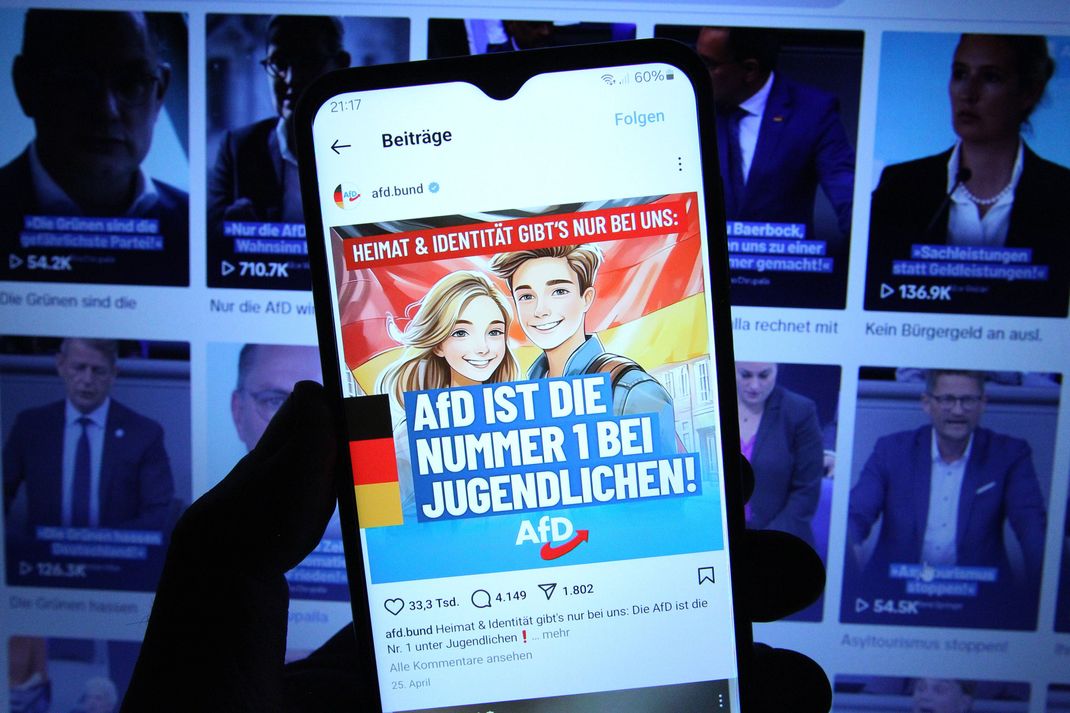 Besonders junge User:innen können durch politischen Content auf TikTok beeinflusst werden.