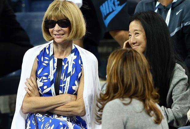 
                <strong>Anna Wintour</strong><br>
                Die "Vogue"-Chefin Wintour (li.) nimmt sich eine kurze Auszeit aus ihrem Zeitschriften-Imperium und schaut sich bei den US Open ein Turnier an. Die Stil-Diktatorin ist zwar für ihren Modegeschmack aber nicht für ihre herzliche Art bekannt. 
              