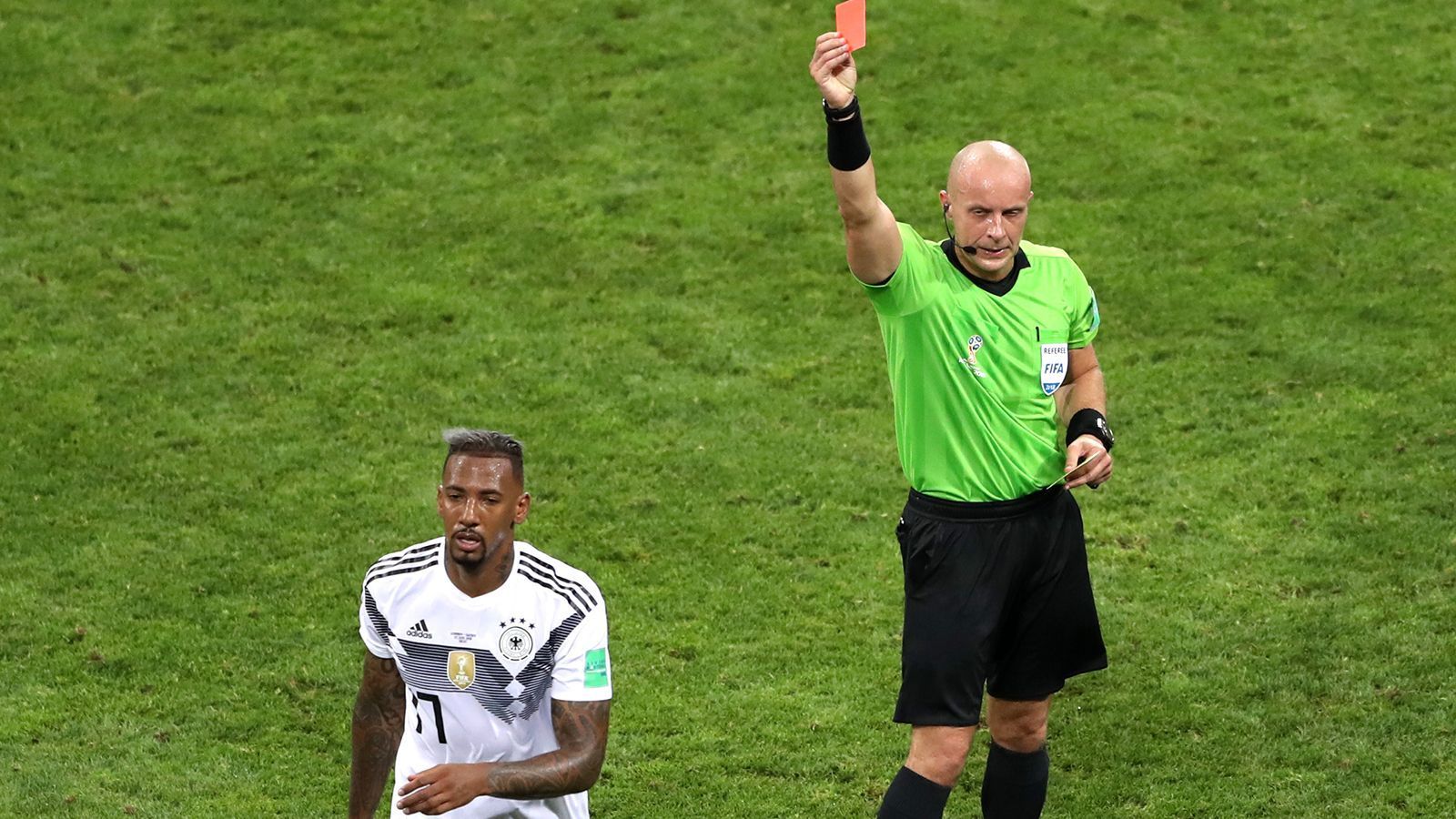 
                <strong>Abwehr: Jerome Boateng (Detuschland)</strong><br>
                Hatte gegen Mexiko eine sehr eigenwillige Interpretation der Abseitslinie, was seine Mitspieler immer wieder in Schwierigkeiten brachte. Bevor er gegen Schweden kurz vor Schluss mit Gelb-Rot vom Platz flog, hatte er noch Glück, dass es für seine Grätsche gegen Marcus Berg keinen Elfmeter gab und dass seine teilweise wilden Abwehrversuche nicht zu mehr Gegentoren führten.
              