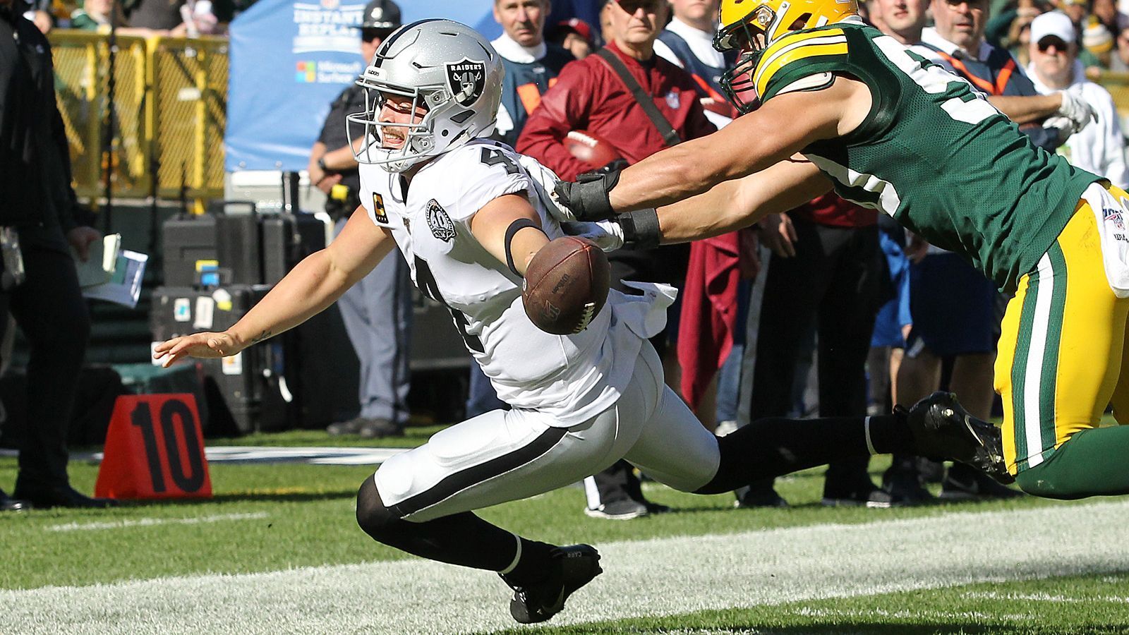 
                <strong>Verlierer: Derek Carr</strong><br>
                Spektakulär war es allemal, leider aber ziemlich erfolglos. Raiders-Quarterback Derek Carr tauchte mit ausgestrecktem Arm zur Pylone, wurde vor der Endzone aber von einem Verteidiger getackelt und verlor den Ball. Der Fumble führte zu einem Touchback, den folgenden Angriff nutzten die Packers zu einem Touchdown. Eine spielentscheidende Situation, Carr wäre wohl besser einfach ins Aus gelaufen und hätte den Ball festgehalten.
              