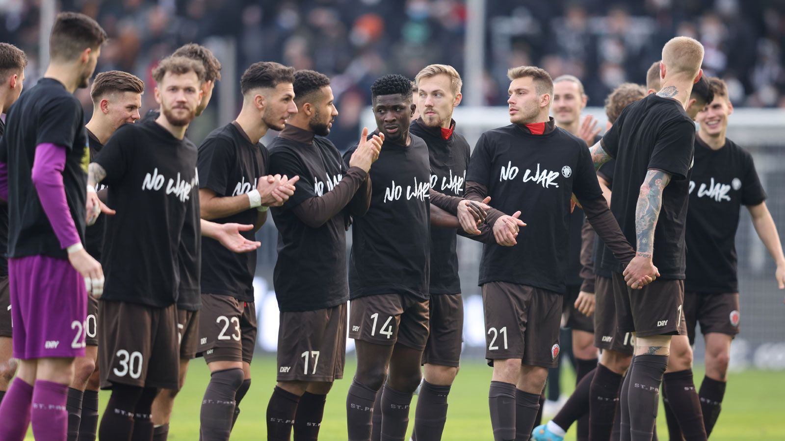 
                <strong>FC St. Pauli (Platz 5, 54 Punkte, 57:43 Tore)</strong><br>
                &#x2022; <strong>FC Schalke 04 (A) </strong><br>&#x2022; Fortuna Düsseldorf (H)<br>
              