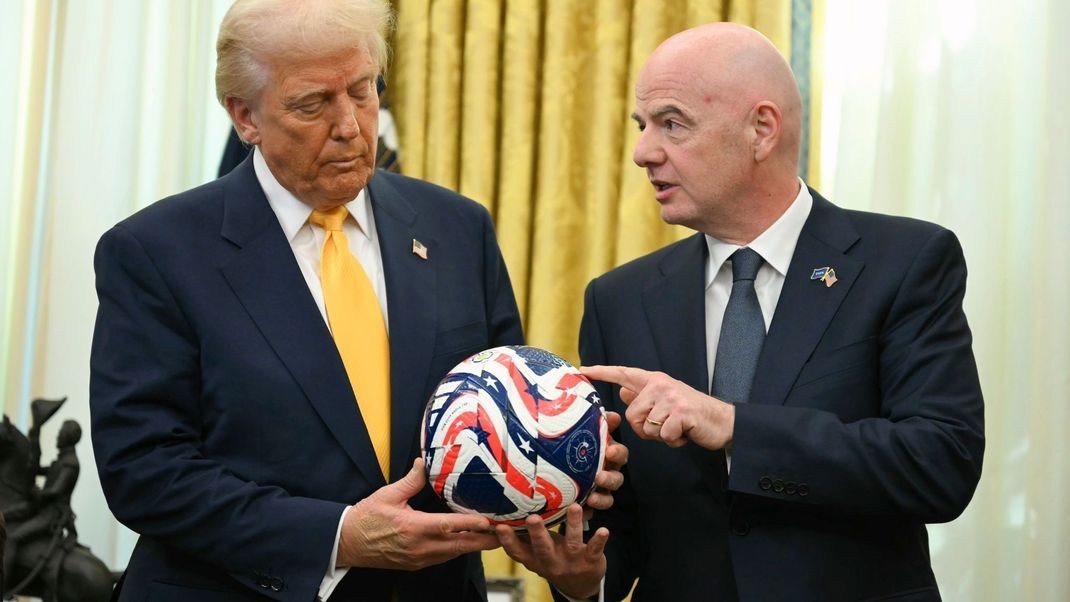 US-Präsident Trump (links) und FIFA-Chef Infantino trafen sich in den vergangenen Monaten mehrmals. Hier mit dem Spielball der WM 2026.