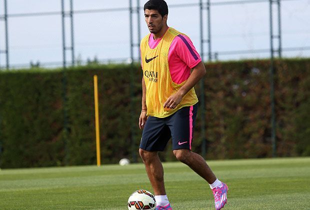 
                <strong>Erstes Suarez-Training in Barcelona</strong><br>
                Mit oder ohne Ball - Suarez ist engagiert und sucht die ersten Kontakte ...
              