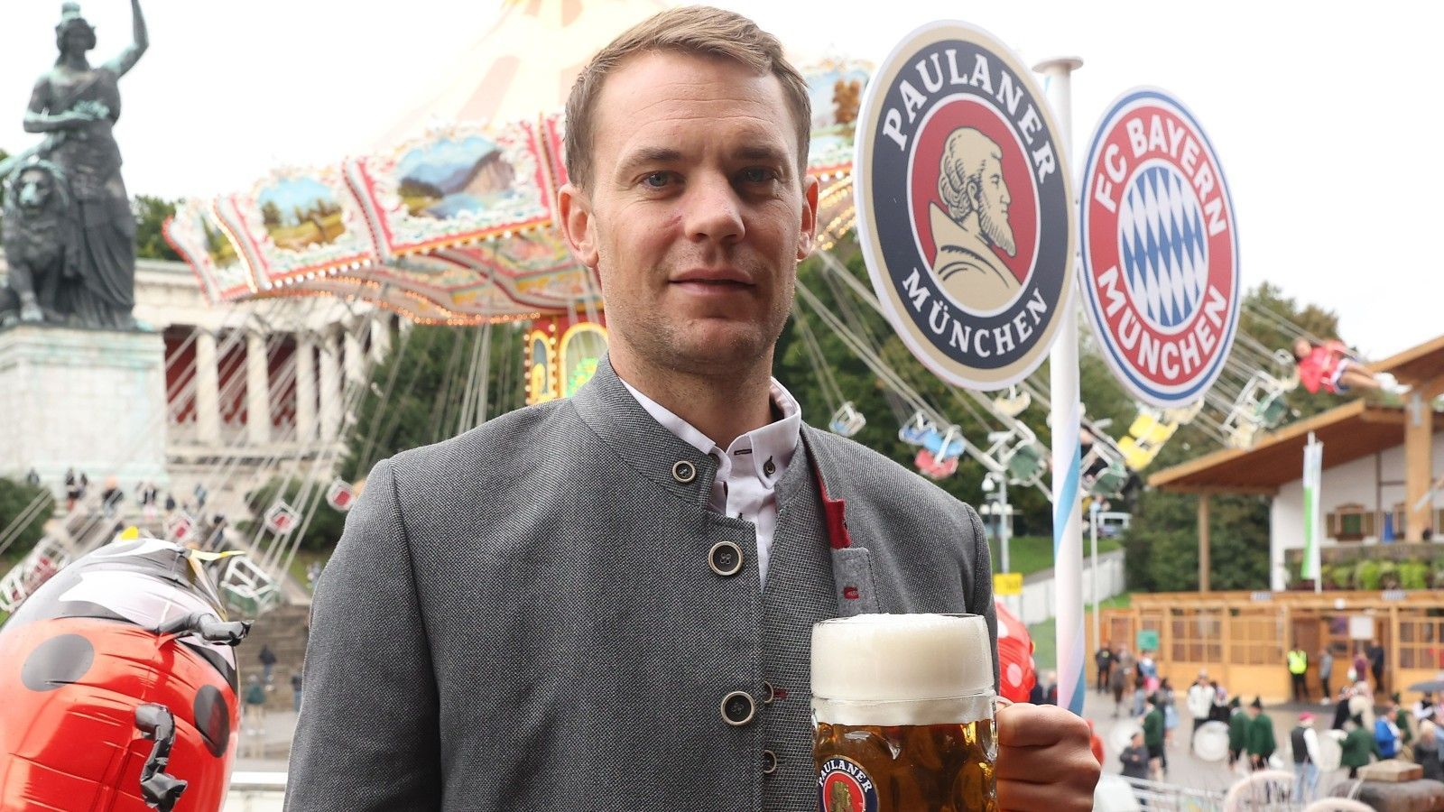 
                <strong>Manuel Neuer</strong><br>
                Keeper Manuel Neuer posierte dagegen alleine mit dem Bierkrug des hiesigen Sponsors.
              