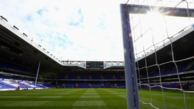 
                <strong>Tottenham Hotspur - White Hart Lane</strong><br>
                Tottenham Hotspur: Es folgt der große Sprung in der Preis-Tabelle: 18.650 Euro müssen Fans von den Spurs hinblättern, um im Sommer eine Partie spielen zu können. Für die Summe versichert man an der White Hart Lane, dass alle Teilnehmer sowohl vor als auch nach dem Spiel gastfreundlich begleitet werden und Zugang zu den Umkleideräumen bekommen.
              