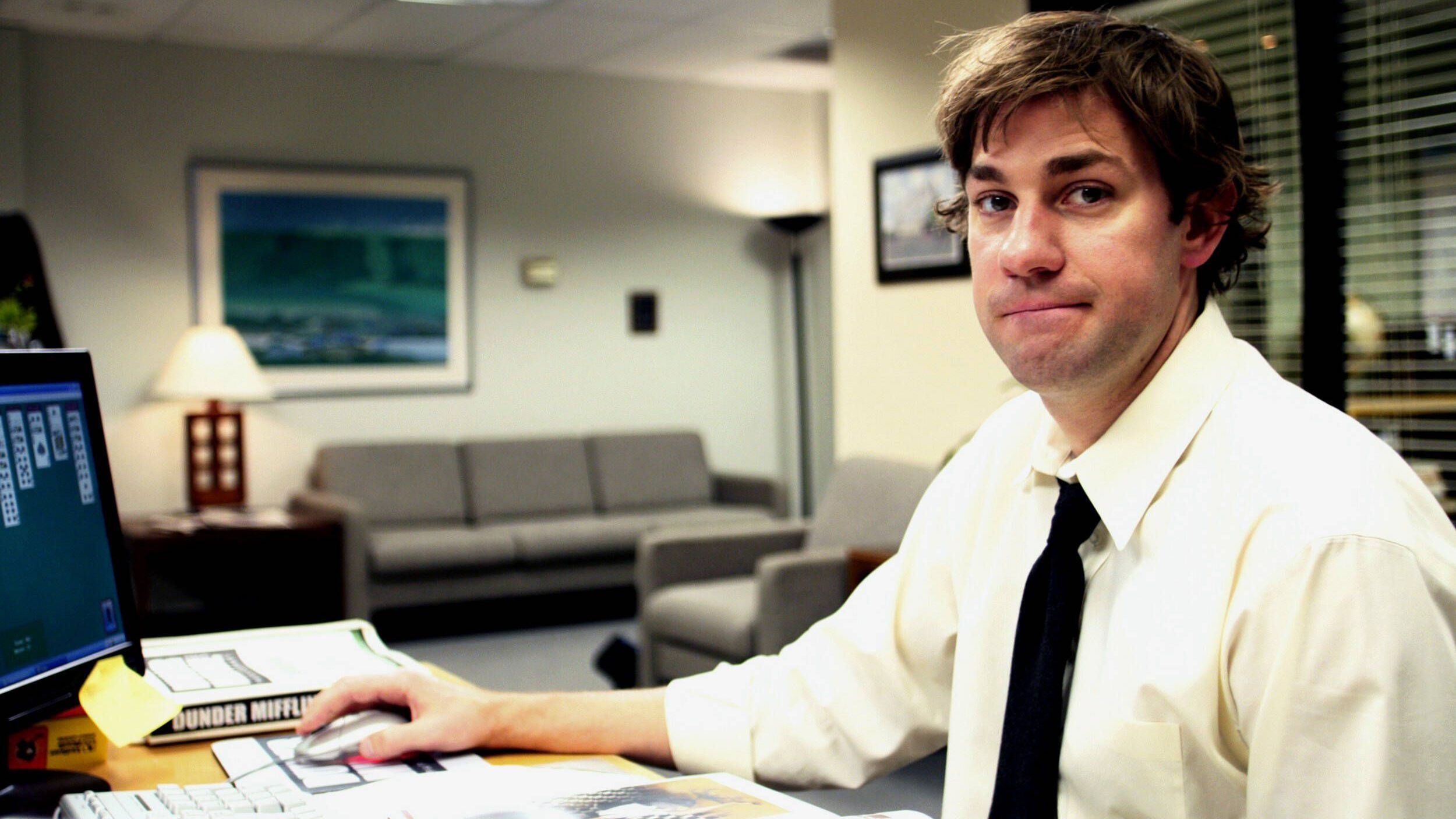 <strong>Philadelphia 76ers – Jim Halpert („The Office“)</strong><br>Ebenfalls großer Fan der Philadelphia 76ers: Jim Halpert von der Dunder Mifflin Paper Company, Inc. - also der Firma aus der Serie "The Office". <a data-li-document-ref="86656" href="https://www.ran.de/sports/american-football/nfl/galerien/fiktive-fans-der-nfl-teams-von-al-bundy-bis-homer-simpson-86656">Auch den Philadelphia Eagles in der NFL</a> und den Philadelphia Phillies in der MLB drückt er die Daumen. Ist ja logisch!