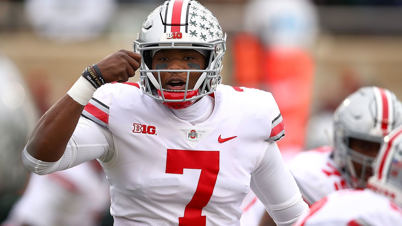 
                <strong>Dwayne Haskins Jr. (Ohio State Buckeyes)</strong><br>
                Zu seiner vier Jahre jüngeren Schwester Tamia unterhält Haskins Jr. ein besonders inniges Verhältnis. So nutzte er die Bye Week, um ihr im Rahmen einer bekannten TV-Show einen Besuch abzustatten. Das Wiedersehen war ein sehr emotionaler Moment, den Millionen Zuschauer miterleben durften. Vater Dwayne Haskins Sr. sagte dazu: "Die beiden zusammen sind wie ein Leuchtfeuer." Haskins Jr. ist auch sehr interessiert an Kunst und Religion. Auf seinem Twitter-Account nennt er sich Simba - in Anlehnung an das angehende Oberhaupt in "Der König der Löwen". Das dürfte dann auch die Frage nach seinen sportlichen Zielen beantworten.
              