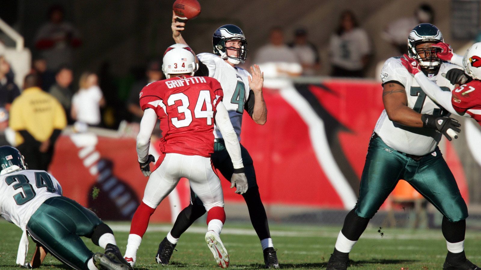 
                <strong>Philadelphia Eagles 2005: Absturz mit 7 Niederlagen mehr</strong><br>
                Ein Absturz par excellence: Von 2000 bis 2004 schafften es die Eagles stets als Erster der NFC East in die Playoffs. 2004 sogar mit einer 13-3-Bilanz bis in den Super Bowl, der gegen New England verloren ging. 2005 herrschte allerdings Chaos. Der Streit mit dem extrovertierten und vorlauten Wide Reiceiver Terrell Owens, der in seiner Suspendierung endete, dazu viele verletzte Schlüsselspieler – die Eagles verloren acht ihrer zehn letzten Spiele in der Regular Season und damit jede Chance auf die Playoffs.
              