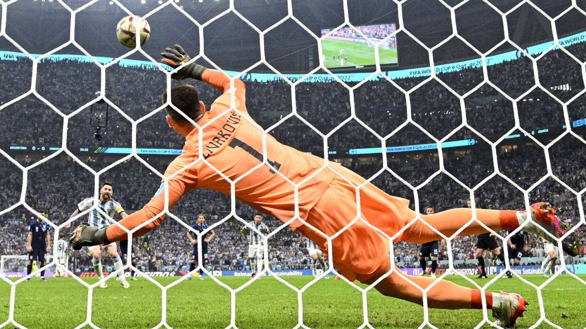 
                <strong>Daily Star (England)</strong><br>
                "Argentinien erzielt das 'glücklichste Tor aller Zeiten' und kommt Lionel Messis WM-Traum näher"
              