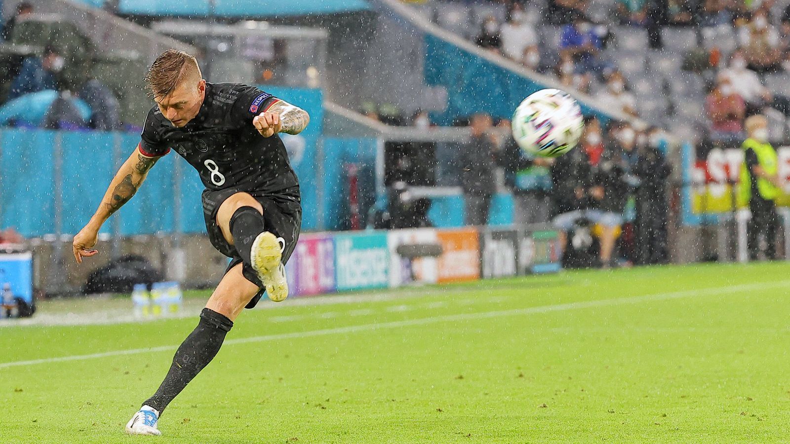 
                <strong>Toni Kroos</strong><br>
                Der Mitteldfeld-Motor der deutschen Mannschaft stockt gegen die Ungarn gewaltig. Gibt sonst ja eigentlich den Takt vor, doch im Regen Münchens läuft das Spiel in großen Teilen nur so an ihm vorbei, der Star von Real Madrid kann der Partie einfach nicht seinen Stempel aufdrücken. Und in der 11. Minute schaut er dann auch noch tatenlos dabei zu, wie der Ungar und Freiburg-Profi Roland Sallai seelenruhig in die Mitte flankt, wo Adam Szalai dann zum 0:1 einköpfen kann. ran-Note: 5
              