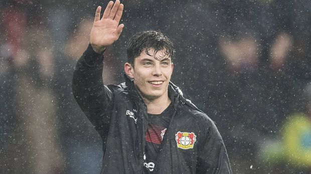 
                <strong>Einer wie Özil: Das ist Shootingstar Kai Havertz</strong><br>
                Doch Bayer schirmt sein Juwel so gut es geht ab, will den Hype nicht zu groß werden lassen. Interviews mit ihm liest man nur selten, immerhin büffelt Havertz aktuell auch für sein Abitur. "Ich hätte nie gedacht, dass es so schnell gehen kann", sagte er dem "kicker". Er habe noch viel Potenzial nach oben, er merke das im Training, sagte er demütig.
              