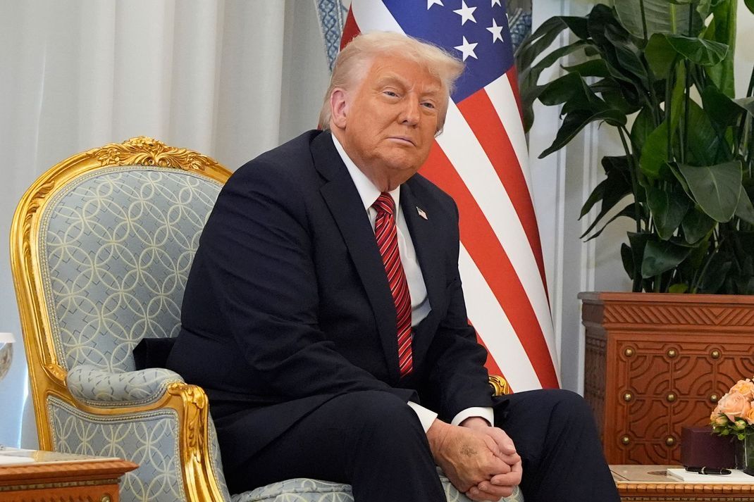 14.05.2025, Katar, Doha: Präsident Donald Trump während des Treffens mit dem Emir von Kata im Amiri Diwan in Doha, Katar. Foto: Alex Brandon/AP/dpa +++ dpa-Bildfunk +++