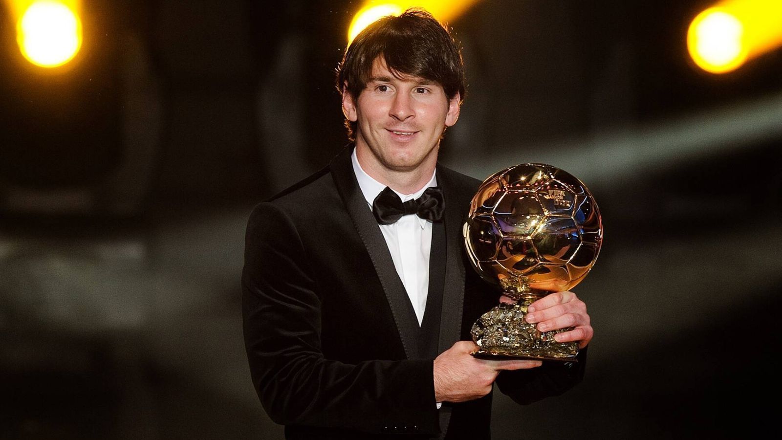
                <strong>2010: Lionel Messi (FC Barcelona)</strong><br>
                2. Platz: Andres Iniesta (FC Barcelona)3. Platz: Xavi (FC Barcelona)
              