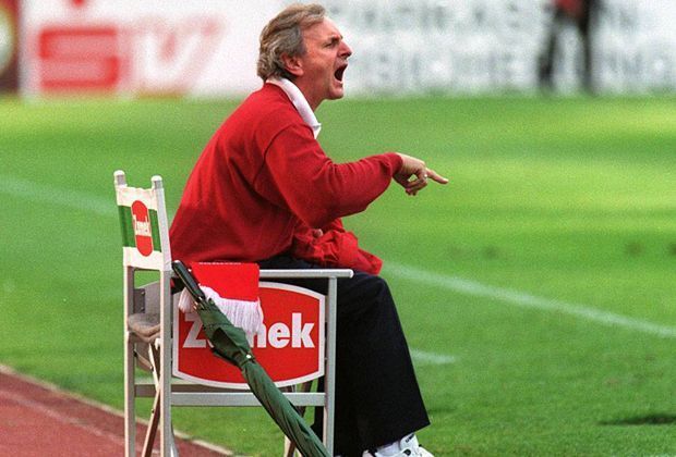 
                <strong>Aleksandar Ristic, Gartenstuhl</strong><br>
                Ungewöhnlich hält es auch Aleksandar Ristic zu seinen Zeiten bei Fortuna Düsseldorf. Im Gartenstuhl blickt der Coach auf den Rasen. Fast wie im heimischen Garten.
              