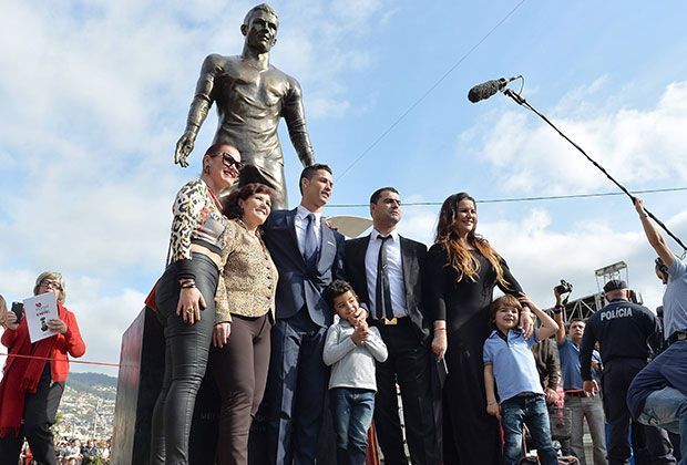 
                <strong>Cristiano Ronaldo Statue</strong><br>
                Dem Portugiesen scheint dies jedoch wenig auszumachen und er posiert stolz vor seinem Abbild. Einmal gemeinsam mit der Entourage für die Kameras lächeln, bitte.
              