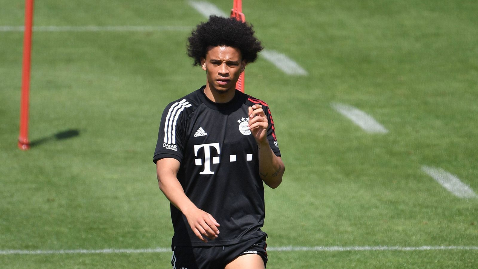 
                <strong>FC Bayern München</strong><br>
                Zugänge: Leroy Sane (Bild, Manchester City), Alexander Nübel (Schalke 04), Tanguy Nianzou (Paris Saint-Germain), Adrian Fein (Hamburger SV, Leih-Ende)Abgänge: Lars Lukas Mai (Darmstadt, Leihe), Christian Früchtl, Sarpreet Singh (beide 1. FC Nürnberg, Leihe), Ivan Perisic (Inter Mailand, Leih-Ende), Philippe Countinho (FC Barcelona, Leih-Ende), Alvaro Odriozo (Real Madrid, Leih-Ende)
              