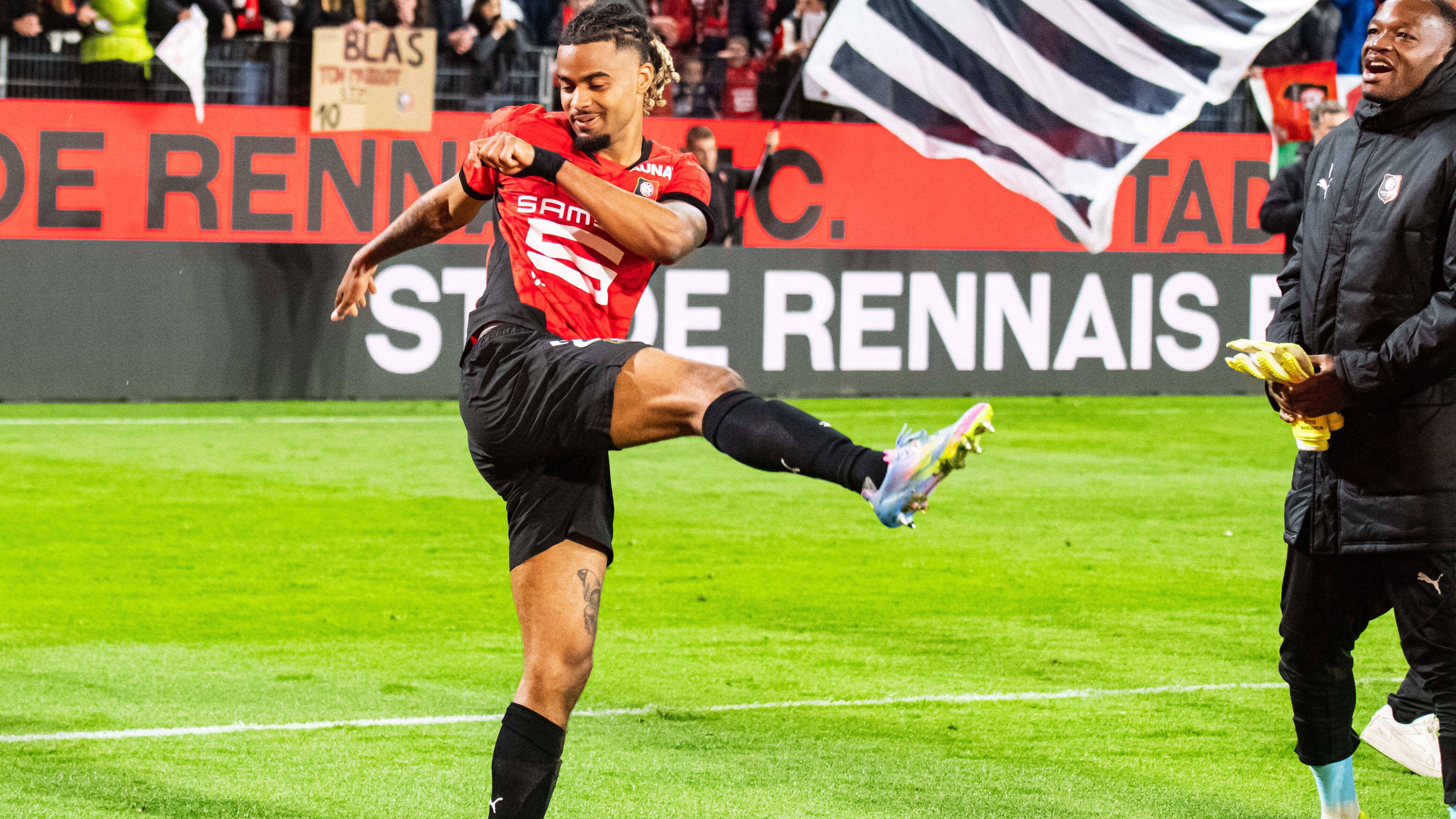 <strong>Lorenz Assignon (VfB Stuttgart)</strong><br>Ein Neuer für die Defensive des VfB Stuttgart: Lorenz Assignon kommt für zwölf Millionen Euro von Stade Rennes zum Pokalsieger. Nach einer halbjährigen Leihe 2024 zum FC Burnley ist es seine zweite Auslandsstation. Er bindet sich bis 2029 an die Schwaben.