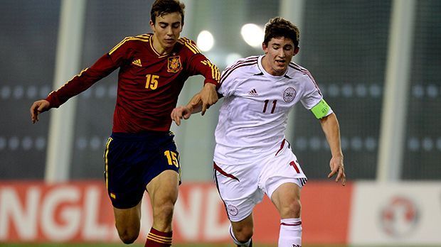 
                <strong>Oriol Busquets (Spanien)</strong><br>
                Oriol Busquets (Spanien, li.): Wie sein Namensvetter Sergio spielt Oriol Busquets im defensiven Mittelfeld des FC Barcelona. Der 17-Jährige ist körperlich sehr stark und wird auch mit anderen Top-Klubs in Verbindung gebracht.
              