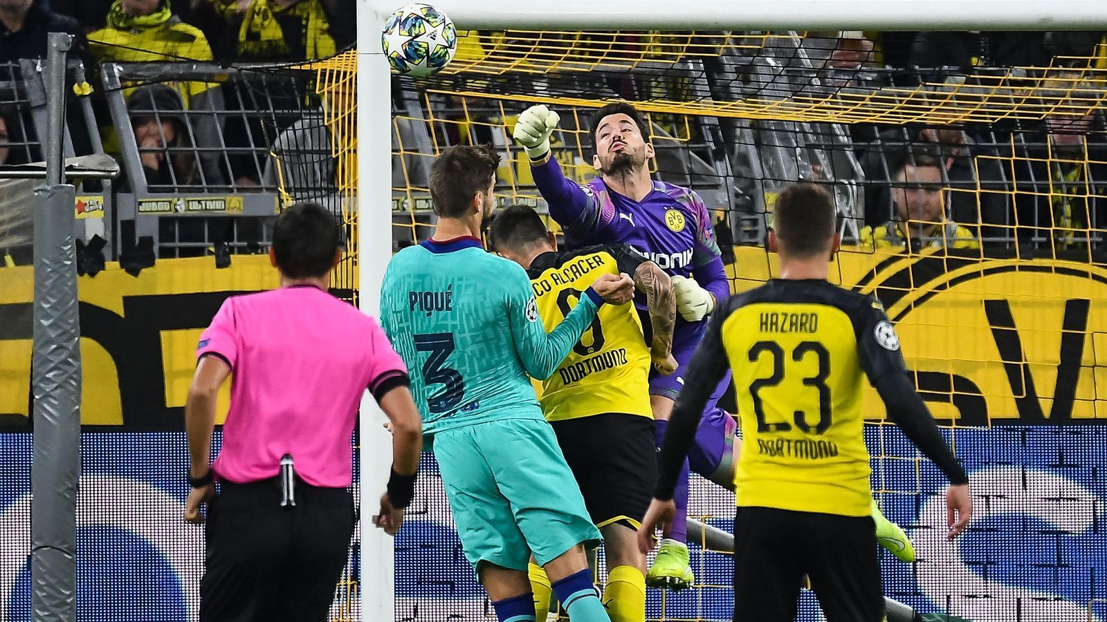 
                <strong>Roman Bürki (Borussia Dortmund)</strong><br>
                Bekommt nicht viele Bälle aufs Tor, zeigt aber in der ersten Halbzeit leichte Unsicherheiten beim Herauslaufen. In der zweiten Hälfte kaum noch gefordert. ran-Note: 3
              