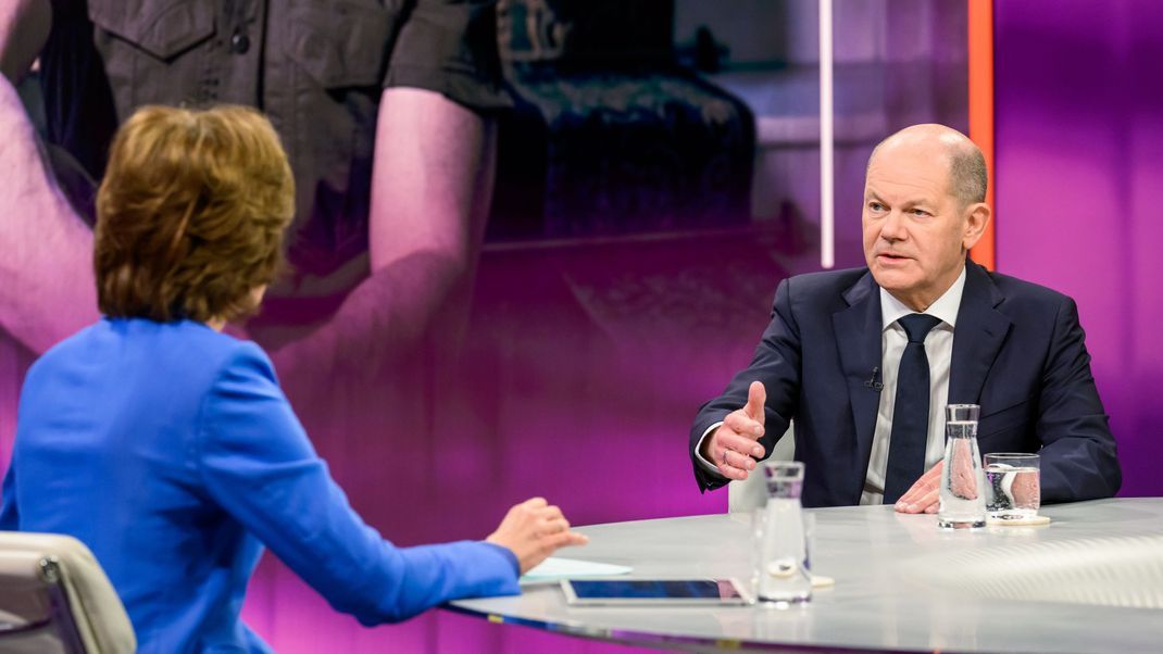Bundeskanzler Olaf Scholz spricht mit der Moderatorin Maybrit Illner in der gleichnamigen ZDF-Sendung.