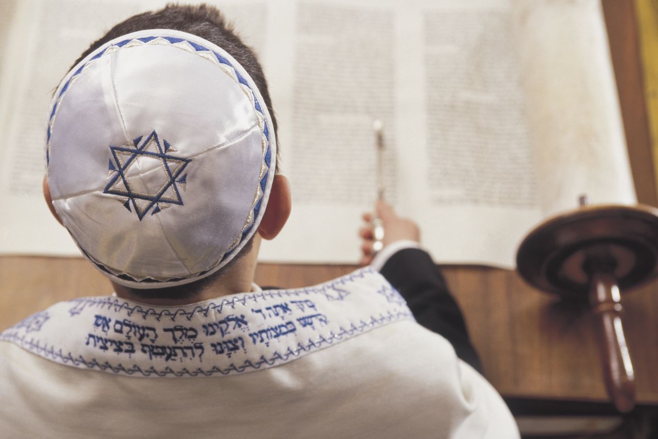 An Bar Mizwa darf ein 13-Jähriger zum ersten Mal in der Synagoge aus der Thora vorlesen. Mädchen sind schon mit 12 vollwertiges Gemeindemitglied, eine Zeremonie dazu gibt es meist nicht.