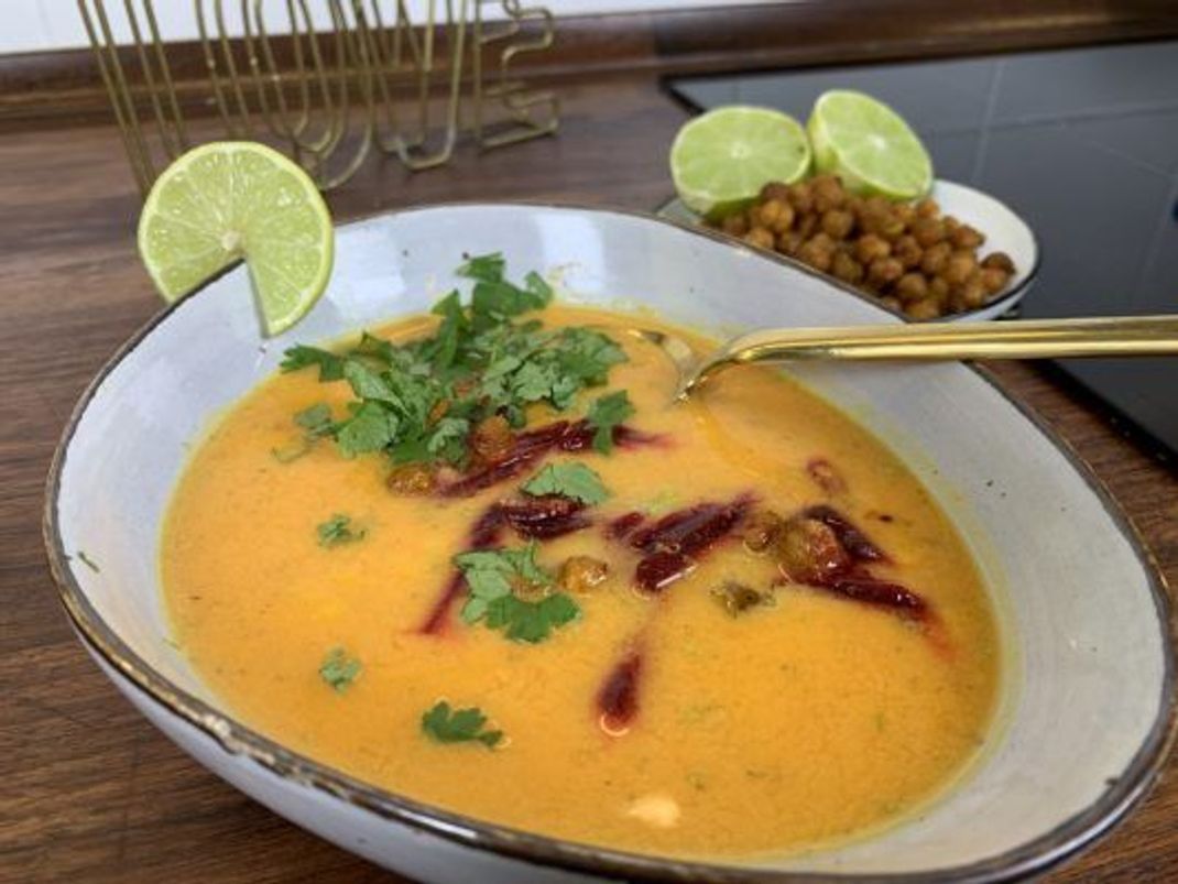 Das Auge isst mit: Süßkartoffeln verleihen der Suppe die intensive Farbe.