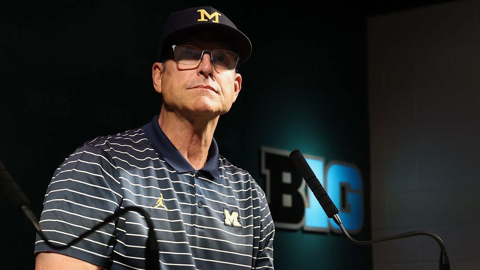 <strong>Jim Harbaugh (Head Coach - Michigan)</strong><br>Ja, er ist schon lange aus der NFL raus. Aber bereits 2022 war der Head Coach des College-Teams bei den Broncos und Vikings im Gespräch. 2002 war er sogar mal Raiders-Coach. Aufgrund der anhaltenden "<a href="https://www.ran.de/sports/american-football/college-football/news/college-football-spygate-affaere-um-michigan-wolverines-ncaa-fuehrt-ermittlungen-weiter-324254">Spygate-Affäre</a>" in Michigan könnte Harbaugh die Flucht ergreifen. Dabei müsste er natürlich vorher beweisen, dass er darin nicht verwickelt ist.