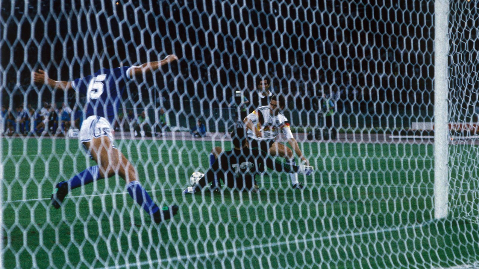 
                <strong>WM-Finale 1990: Argentinien - Deutschland</strong><br>
                In der zweiten Halbzeit holte Argentiniens Torwart Augenthaler im Strafraum von den Beinen. Eigentlich ein klarer Elfmeter, aber der Pfiff blieb aus.
              