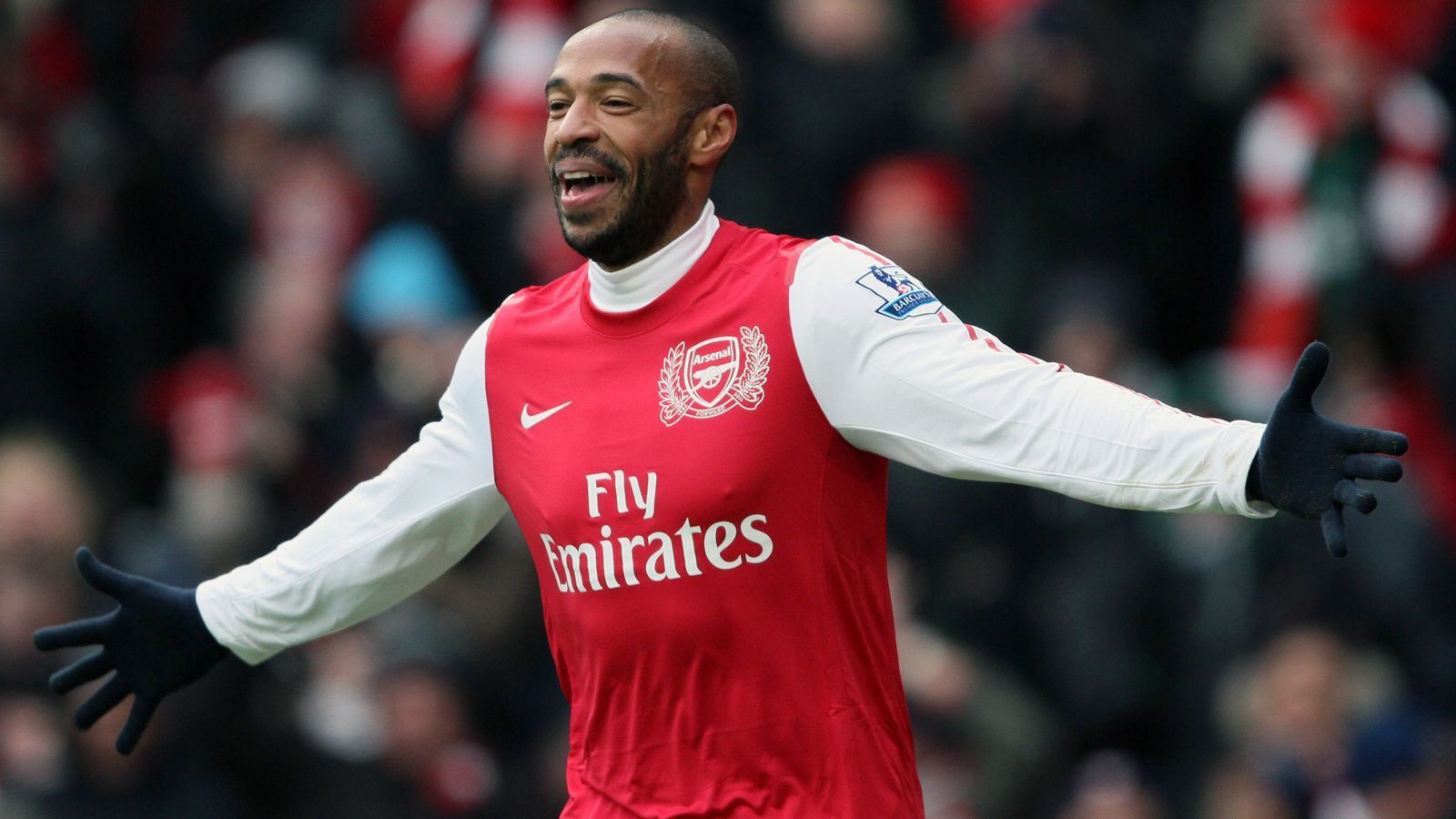 
                <strong>Angriff - Thierry Henry</strong><br>
                Er war der Anführer der Young Gunners, wie Arsenal seinerzeit unter Coach Arsene Wenger aufgrund der zahlreichen Talente im Team genannt wurde: Thierry Henry glänzte über viele Jahre als Torjäger in der Premier League und heute ziert eine Statue des Franzosen die Vorderseite des Emirates Stadiums. Der 41-Jährige war es auch, der Fabregas im Januar 2019 als Monaco-Trainer von Chelseas Ersatzbank ins Fürstentum lotste. Mittlerweile ist Henry seinen Job dort aber schon wieder los. Den Status als lebende Arsenal-Legende wird Henry aber wohl niemals verlieren, dazu waren seine 228 Tore in 375 Spielen zu prägend - wohl auch für Fabregas.
              