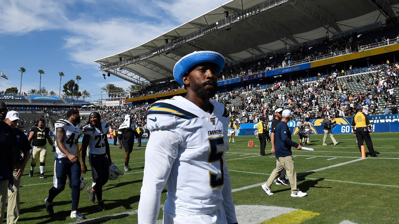 
                <strong>Los Angeles Chargers</strong><br>
                Mit Tyrod Taylor haben die Chargers derzeit eine solide Lösung auf der Spielmacherposition. Doch ein Aushängeschild für eine Franchise, die um Fans in Los Angeles konkurrieren will, ist er nicht. Da wäre Super-Cam tatsächlich die spektakulärere Wahl. Als die Panthers ihn zum Trade angeboten haben, sollen die Chargers noch dankend abgelehnt haben. Zu gering der verbliebene Cap Space. Doch als Free Agent könnte sich das nun geändert haben. ran.de-Prognose: Die Chargers suchen Spektakel, Cam bietet Spektakel. Aber: Mit dem sechsten Pick im Draft besteht auch noch die Chance auf einen starken Rookie-Quarterback, der hinter Taylor reifen könnte und mittel- und langfristig eine bessere Lösung werden könnte.
              