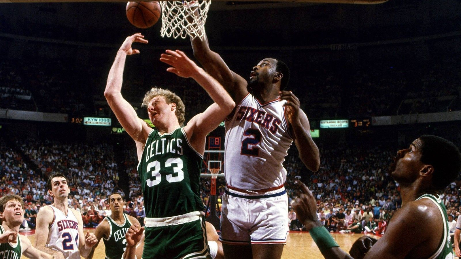 
                <strong>Platz 10: Moses Malone</strong><br>
                27.409 Punkte. Malone spielte nicht besonders spektakulär und wirkte immer etwas behäbig in seinem Spiel. Doch der Center, der unter anderem für die Atlanta Hawks auflief, war vor allem als herausragender Rebounder am gegnerischen Brett erfolgreich. Und scoren konnte er natürlich auch.
              