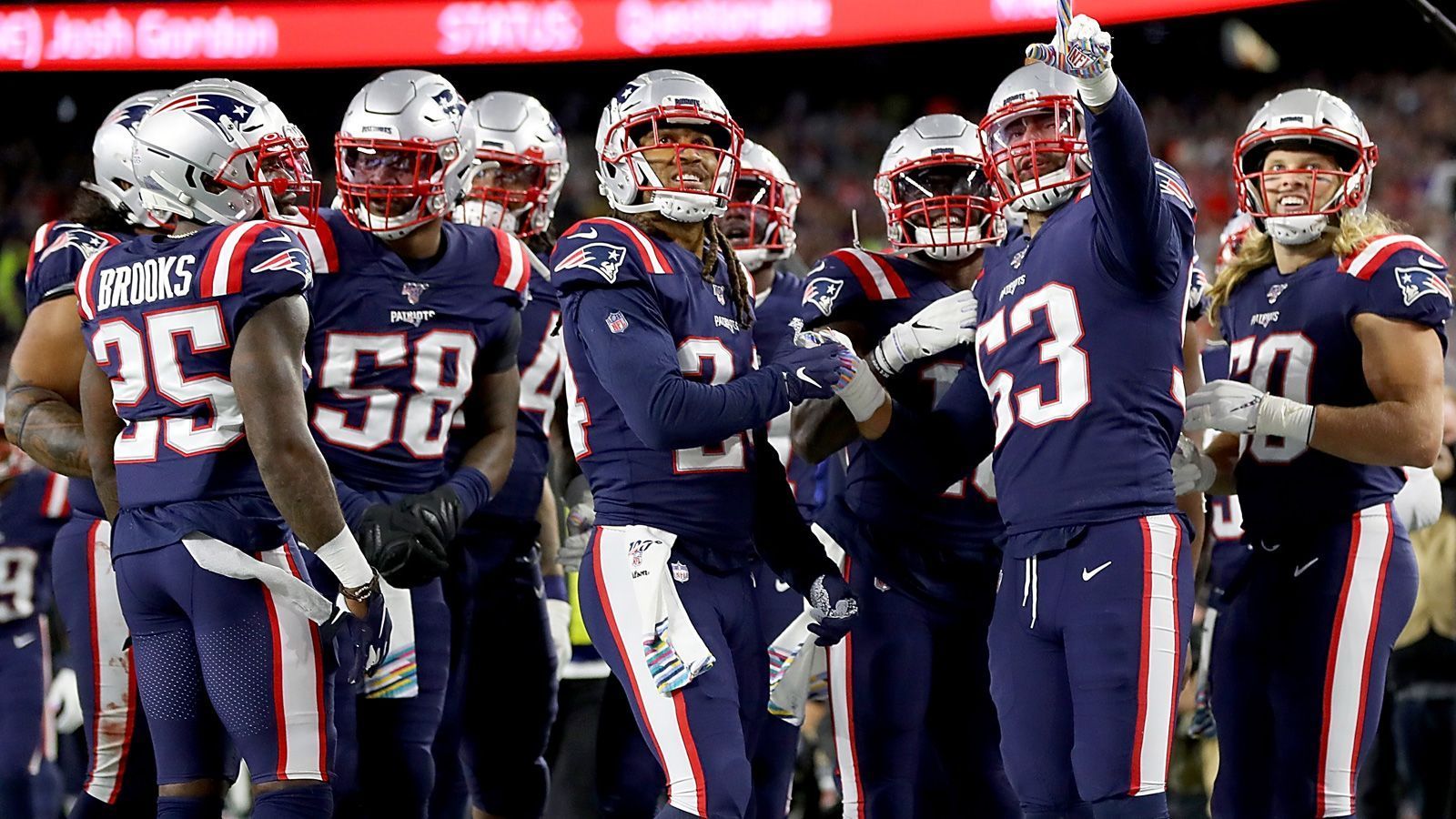 
                <strong>Platz 8: New England Patriots</strong><br>
                Die New England Patriots würden ohne die Corona-Krise wohl besser dastehen, immerhin entschieden sich bei den Patriots mit Dont'a Hightower und Patrick Chung zwei Starter dafür, die kommende Spielzeit wegen der Corona-Pandemie auszusetzen. Den Ausfall von Chung kann Bill Belichick mit seiner tiefen Safety-Rotation ausgleichen, doch Hightowers individuelle Qualitäten werden den Patriots schmerzlich fehlen. Nichtsdestotrotz hat New England, angeführt von Defensive Player of the Year Stephon Gilmore, eine der besten Secondarys der Liga und agiert beim Kreieren des Pass Rushs mit einer Menge Kreativität. Die Dominanz aus der vergangenen Saison wird kaum wiederholbar sein, die Patriots-Defense bleibt aber stark.
              