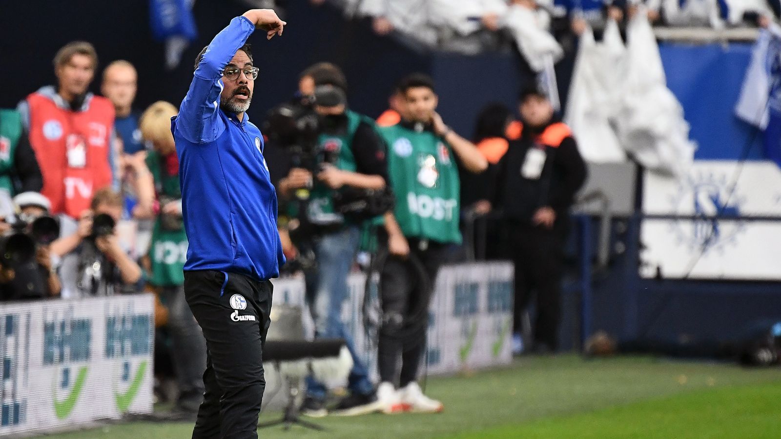 
                <strong>Bundesliga: Impressionen vom Revierderby 2019/20</strong><br>
                Schalkes Trainer David Wagner konnte mit der ersten Halbzeit seines Teams zufrieden sein. Für den Deutsch-Amerikaner ist es das erste Revierderby als Trainer - als Spieler stand er allerdings bei diesem Prestigeduell einst auch selbst einmal auf dem Platz. 
              