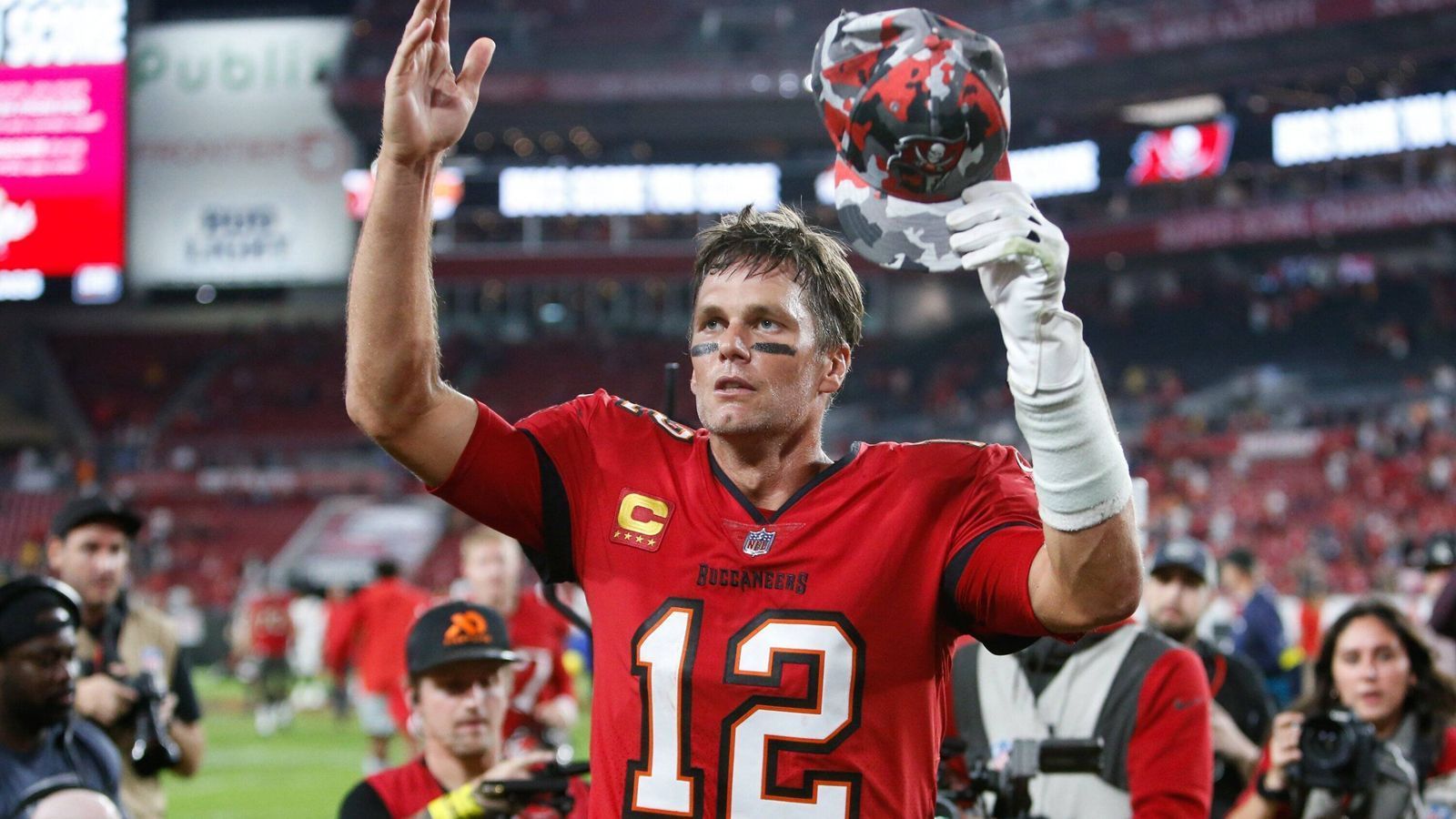 
                <strong>Saison 2022</strong><br>
                Tom Brady tritt vom ersten Rücktritt zurück und hängt bei den Bucs noch ein Jahr dran. Nach der Saison ist aber endgültig Schluss für den GOAT.Gehalt 2022 von 30.000.000 US-Dollar (Grundgehalt von 1.120.000, Signing Bonus von 13.880.000 und 15.000.000 garantiert)
              