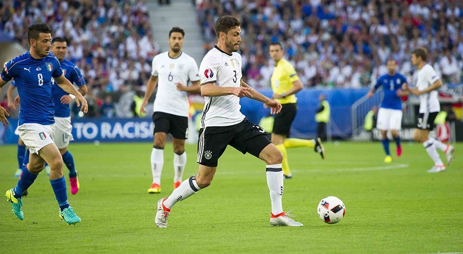 
                <strong>Jonas Hector</strong><br>
                Hatte mit Abstand seinen besten Auftritt im DFB-Trikot. Erst legte er nach starker Vorarbeit von Mario Gomez eine perfekte inszenierte Vorlage für Mesut Özil auf. Dann bewies er die besten Nerven auf dem Platz, als er im Angesicht einer lebenden Torwart-Legende trotzdem genug Ruhe zeigte, um den Ball irgendwie über die Linie zu befördern. ran-Note: 2+
              