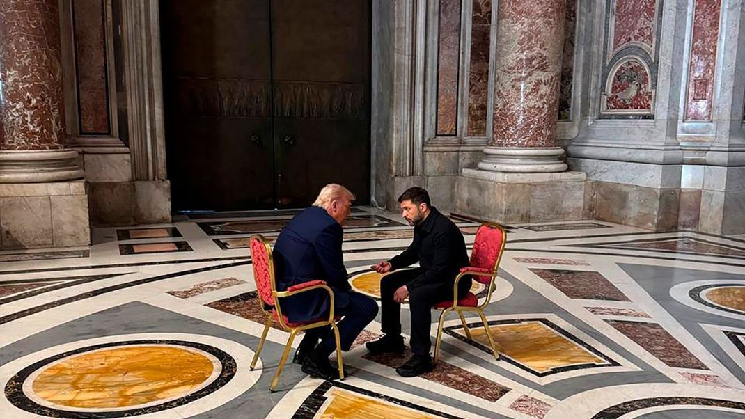 Bereits am im April unterhielten sich der ukrainische Präsident Wolodymyr Selenskyj (rechts) und US-Präsident Donald Trump bei der Trauerfeier des verstorbenen Papstes Franziskus im Vatikan.